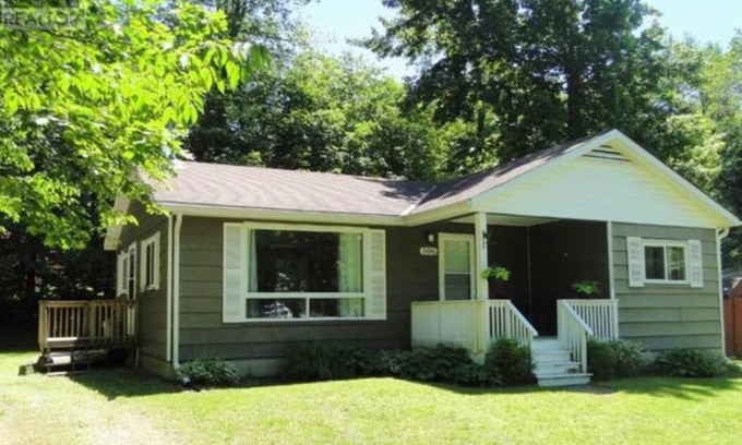 Huron-Kinloss Cottage | Point Clark Cottage Getaway