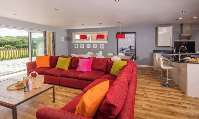 Winnard's Perch House | PointBreak Sleeps 12 & hot tub-Great for large groups!