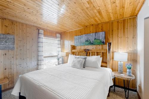 Table Rock Apartment | Pointe Royale Cozy Cabin Condo