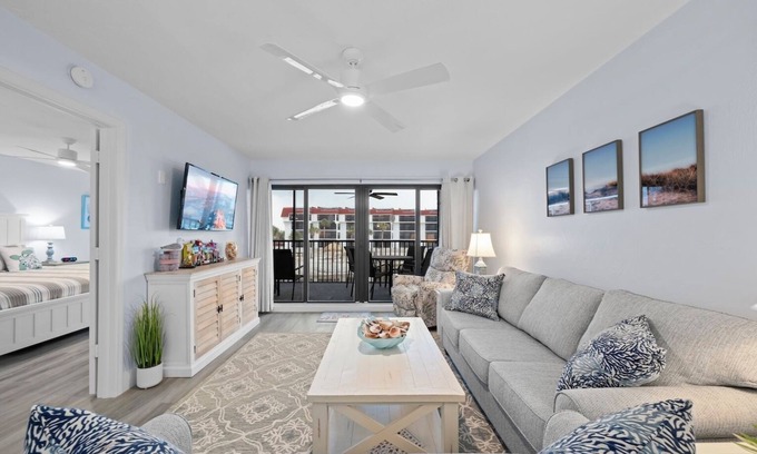 Sanibel Condo | Pointe Santo B23: Bright Beachside Oasis Gulf Views