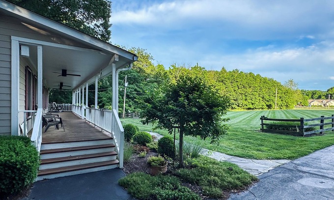 Labadie House | Pointer Haus | Dog Friendly, near Purina Farms, WashMO, Wedding venues
