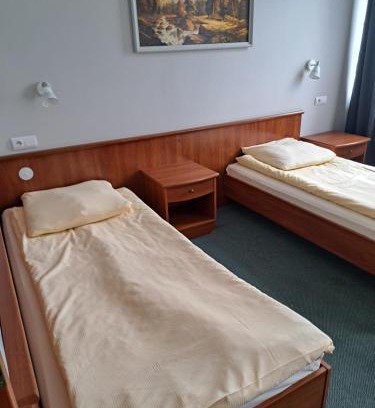 Tomaszow Mazowiecki Apartment | Pokoj dwuosobowy z łazienka osobne łózka