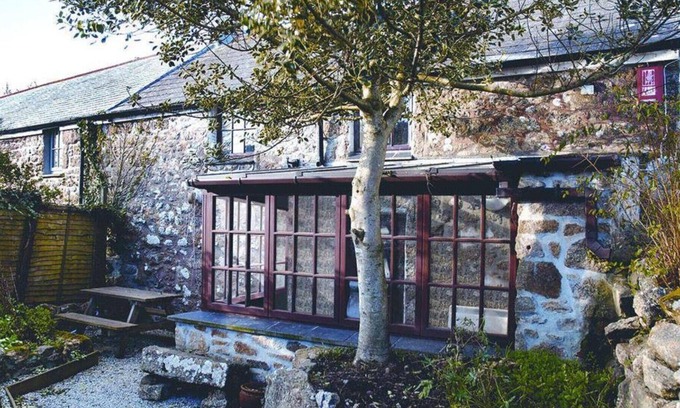 St. Buryan House | Poldhu Cottage is a Cornish granite cottage full of charm located in St Buryan near the Minack Theatre