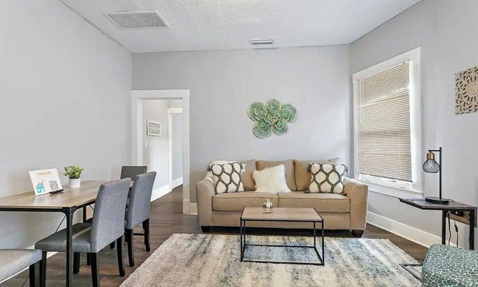 Springfield Apartment | Polished 1-Bedroom Haven on 10th Street