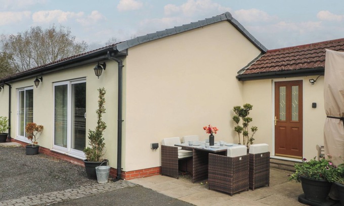 Leyland Cottage | POMPIAN LODGE, pet friendly, with a garden in Tarleton