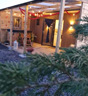 County Laois Bed & Breakfast | Pond Beach Hazel with hot tub