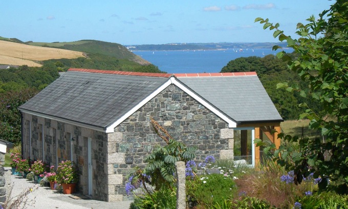 Helford Passage Cottage | Pond Cottage - luxury cottage with sea views over a wooded valley