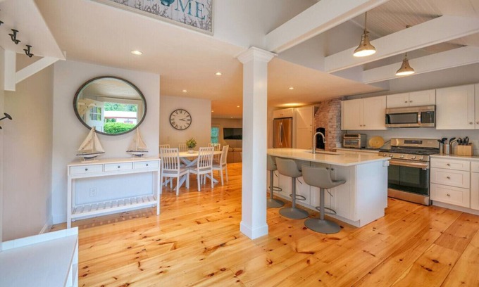 Yarmouth Port House | Pond front Home close to Yarmouth & Dennis Beaches