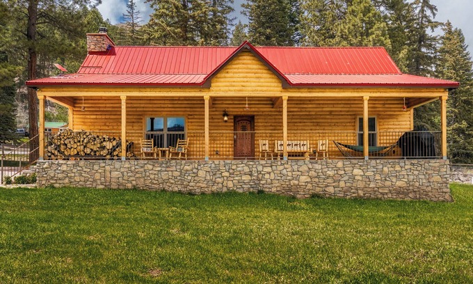 Bayfield House | Pond Property with Mountain Views walking distance to food and minutes to Vallecito Lake and close to Durango (train/Mesa Verde and Million Dollar HWY)