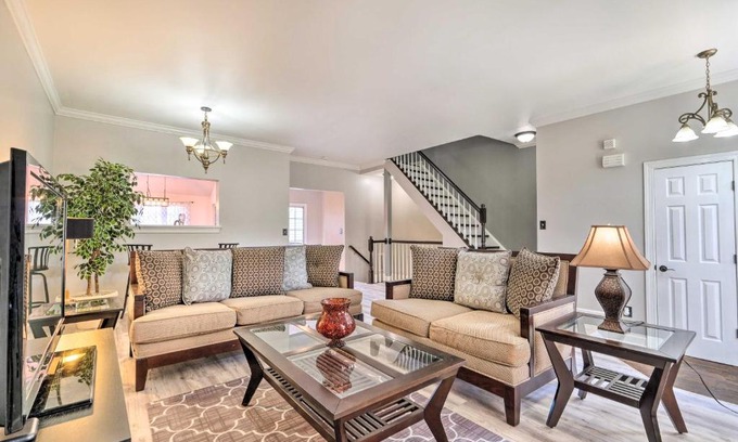 Woodbridge House | Pond-View Deck and Pool Table Woodbridge Haven!