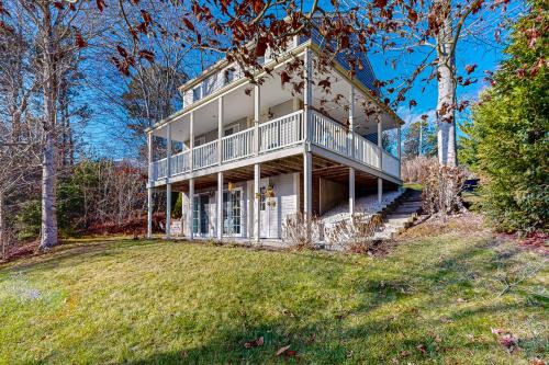 Mashpee House | Pond View Getaway
