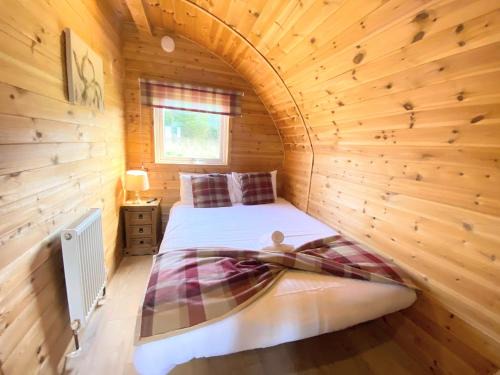 Kelty Villa | Pond View Pod 1 with Outdoor Hot Tub - Fife - Loch Leven - Lomond Hills
