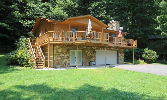 Burnsville House | Pond View The ideal property to Relax and Recharge