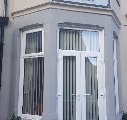 Blackpool Town Center House | PONDEROSA B&B with free onsite parking and breakfast included