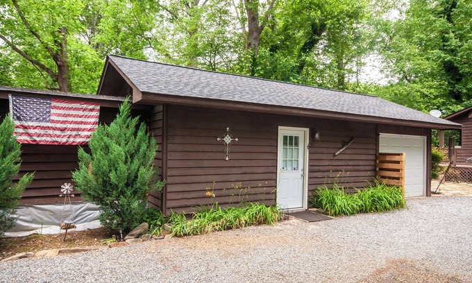 Hayesville Apartment | Ponderosa - Creekside