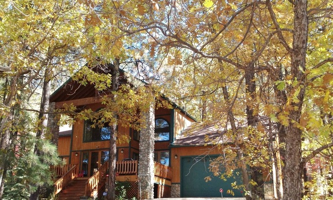 Pinetop Cabin | Ponderosa Lodge 2 Bd Rm Plus Loft, Huge Windows, Enclosed Deck, Wooded 1/2 Acre