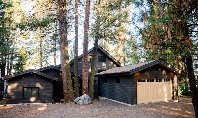 McCall House | Ponderosa Park Lake House - Private dock and beach!