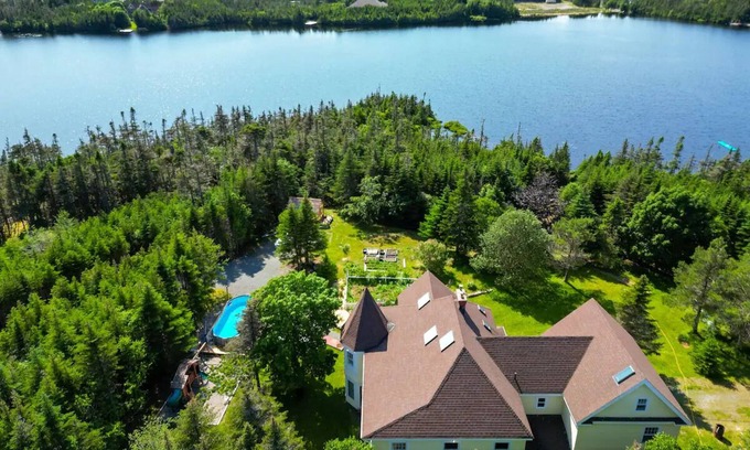 Terra Nova House | Pondside Bliss W/Private Pool - Magical Getaway