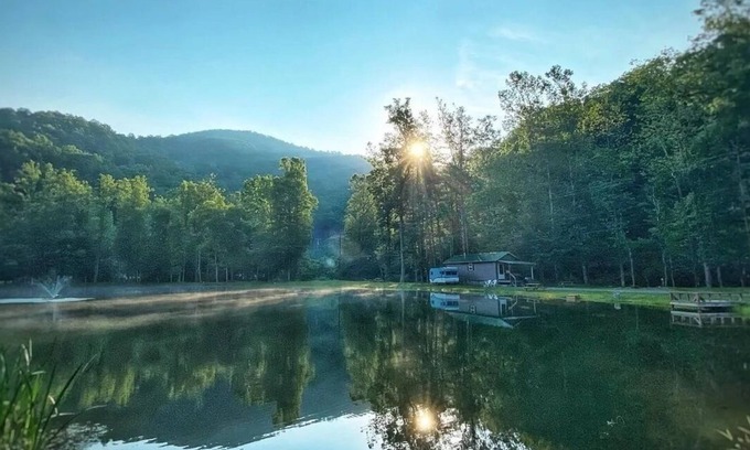 Northern Cabin | Pondside cabin next to a river with kitchen and bath. Kid/Pet Friendly. Roku TV