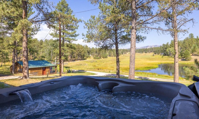 Custer Cabin | Pondside Lodge: Hottub + Sauna + Firepit + Game Room