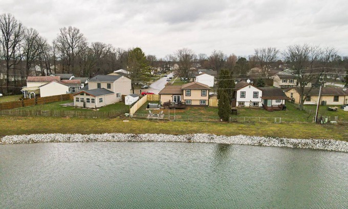 Hilliard House | Pondside Retreat 4BR w/Hot Tub & Pool Table & BBQ