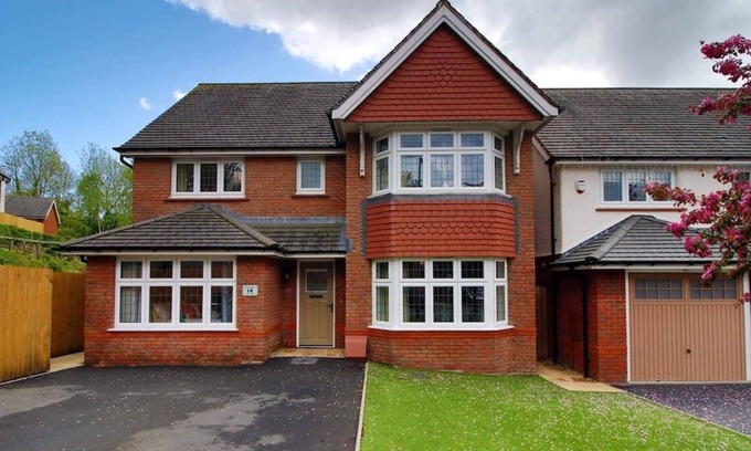 Coed-Y-Paen Apartment | Pontypool House by Mia Living (5 bedrooms, garden and parking)