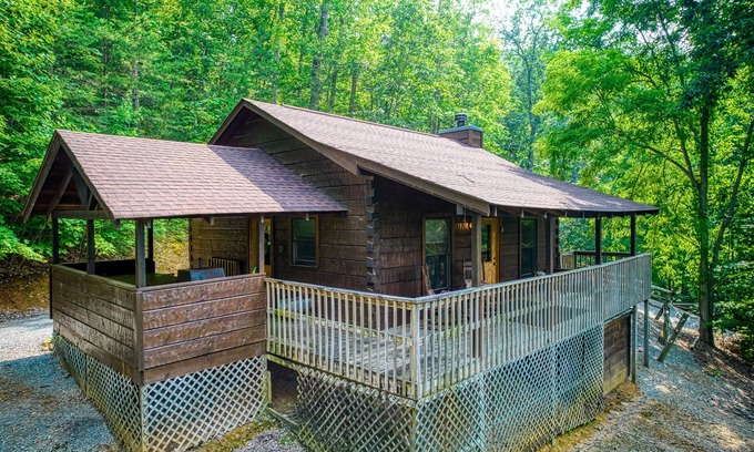 Sevierville Apartment | Pooh Bear, Hot Tub, WIFI, $685 FREE tickets each paid day!