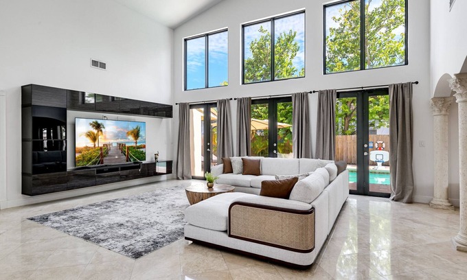Olympia Heights House | Pool+2 King Bed+Central Location