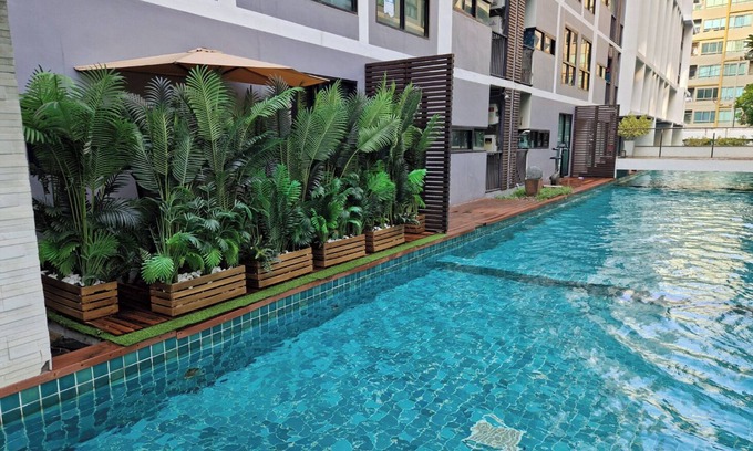 Ratchadaphisek Condo | Pool Access & Private Terrace 1 Bedroom near MRT Huai Kwang