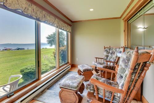 Newport Center Apartment | Pool Access Waterfront Lake Memphremagog Condo!