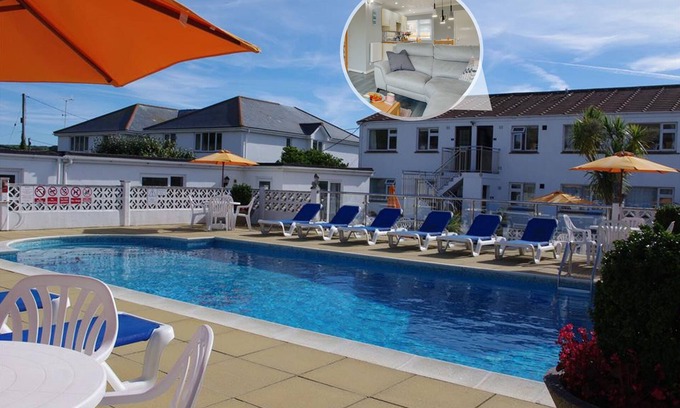Mawgan Porth Apartment | Pool and Valley View