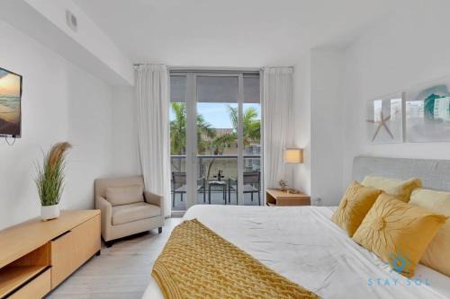 Hallandale Beach Apartment | Pool Apartment with Balcony Near Beach