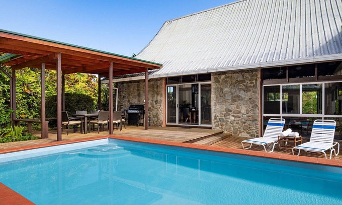 Pacific Harbour Villa | Pool, backyard retreat, free WIFI, walking distance to the beach & restaurant