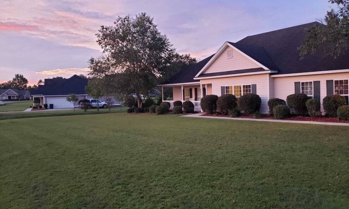 Valdosta House | Pool/Bon Fires at Cul-De-Sac 4 Bedroom/3 Bath Getaway. Close to Wild Adventures