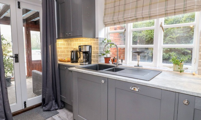 Sturton By Stow Cottage | POOL COTTAGE, pet friendly, character holiday cottage in Saxilby