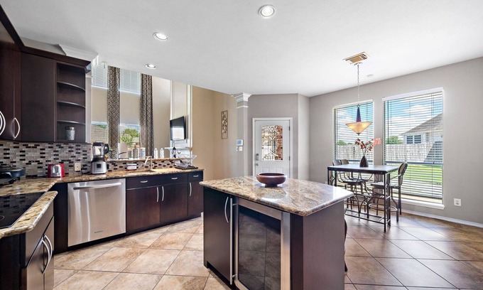 Barker House | Pool Escape | Games | Wi-Fi | BBQ Yard | Sleep 16
