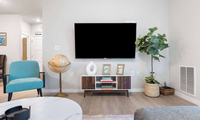 Madison Apartment | Pool & Fitness Room Near University Park. Covered Parking