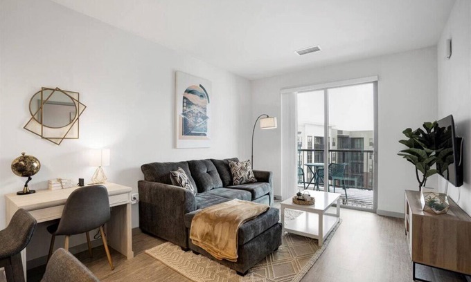 Madison Apartment | Pool. Free Covered Parking. Washer/Dryer in Unit.
