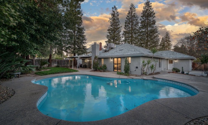 Raisin House | Pool| Game Room|3/2|Sleeps 10:Class Act in Fresno!