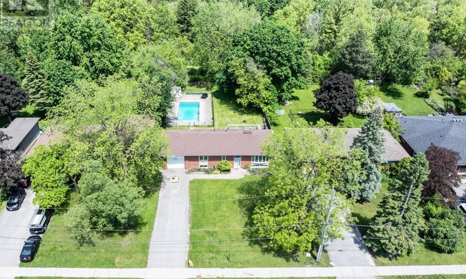 Richmond Hill House | POOL & Garden Oasis in Richmond Hill