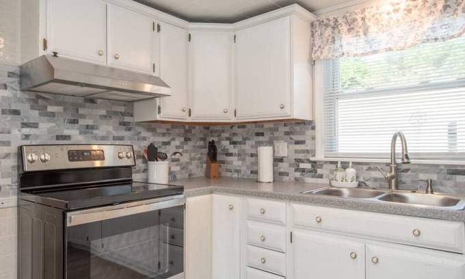 Mount Aetna House | Pool, Grill, Private Pond + Kayaks | Country Haven