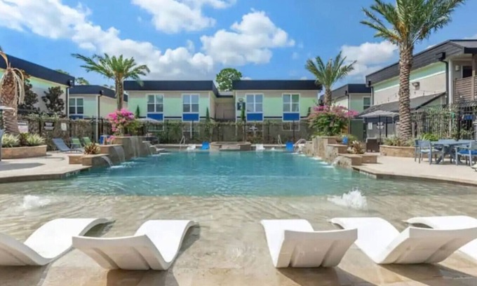 North Houston Apartment | Pool, gym, BBQ, modern apt near theHeights