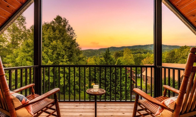 White Oak Lodge Cabin | Pool! Gym! Family favorite.enclosed patio. Hot tub, fireplace. No scary roads!