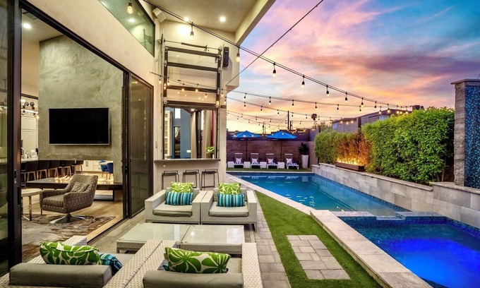 Southwest Village House | POOL HEAT INCLUDED!/Sleeps 12/Walk to Old Town/Pool/Spa/Putting Green/Misters