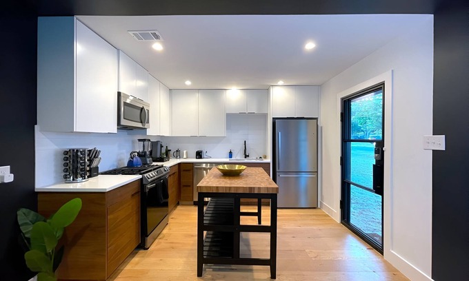 MLK House | Pool Home Encore Rainey Street-6 Minute Drive