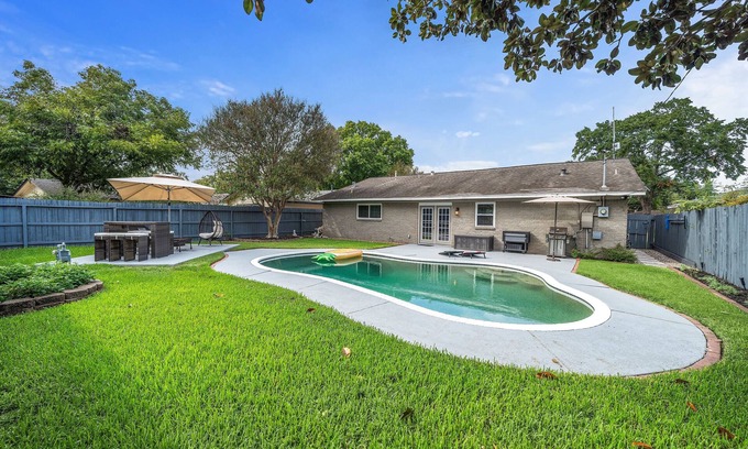 Garden Oaks House | Pool Home Nr Heights, DT | Games WiFi | BBQ Yard