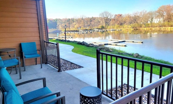 Wisconsin Dells Condo | *Pool/Hot Tub| Cozy 2 BR Condo | Waterfront | Downtown | Riverwalk Retreat