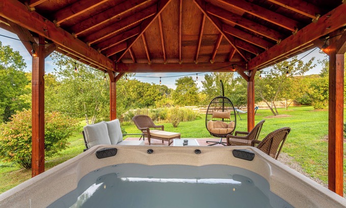 Kerhonkson Cabin | Pool - Hot Tub - Game Room - Mini Golf - Country