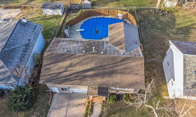 North Central Omaha House | Pool+hot tub+ grill - Don’t miss out!