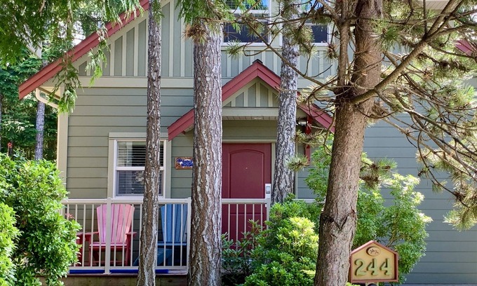 Regional District of Nanaimo Cottage | Pool & hot-tub, Peaceful & Immaculate